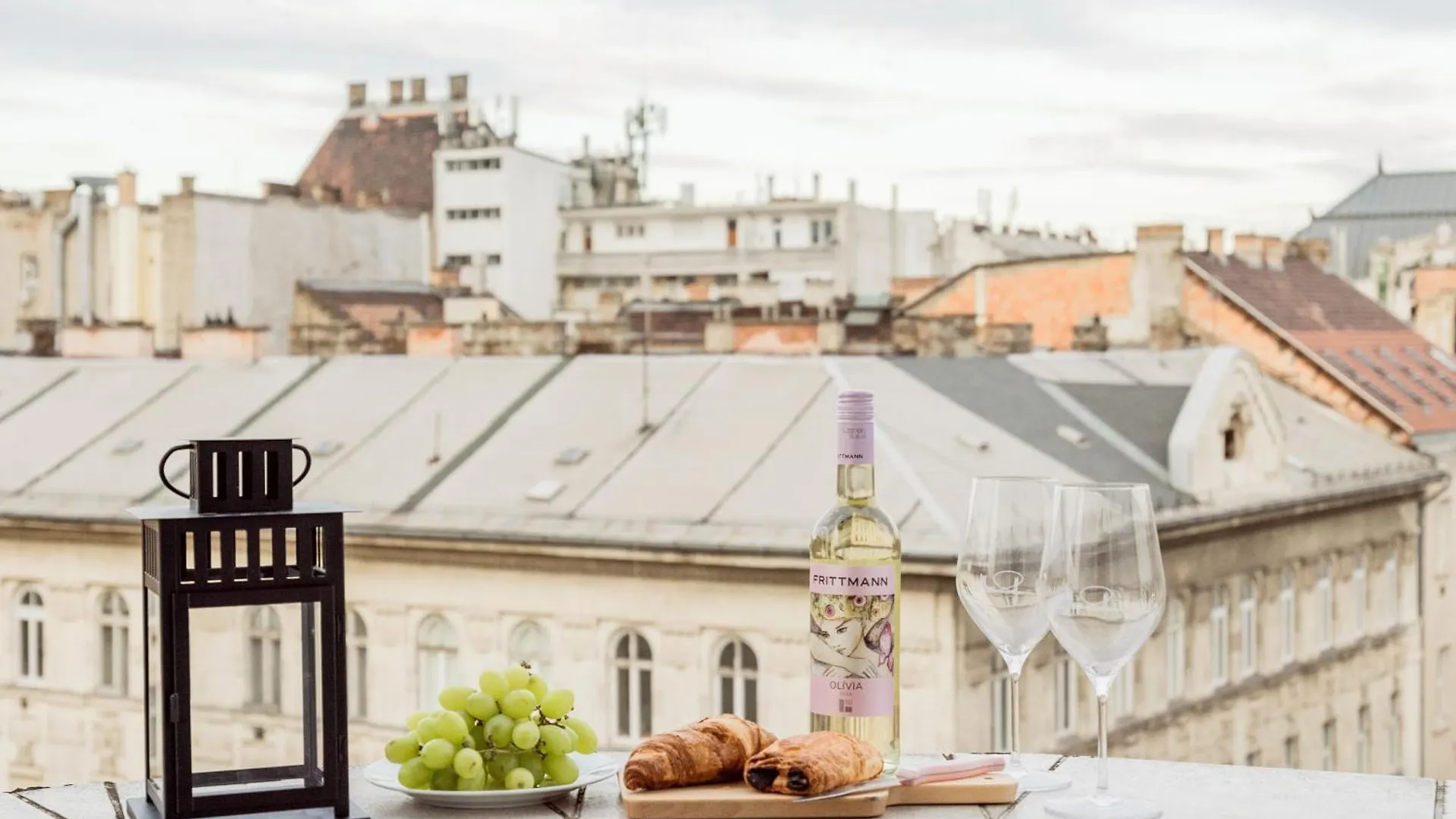 Amazing View Designer Home With Sauna And Jacuzzi 3 Min To Opera House Budapest Apartment